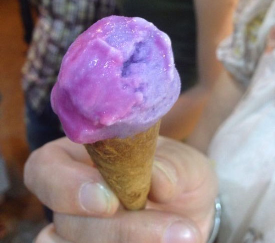 تصاویر) + بستنی که به هنگام خوردن عوض کردن رنگ می‌دهد (