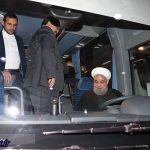 اتوبوس روحانی و کوهی که ریزش کرده است